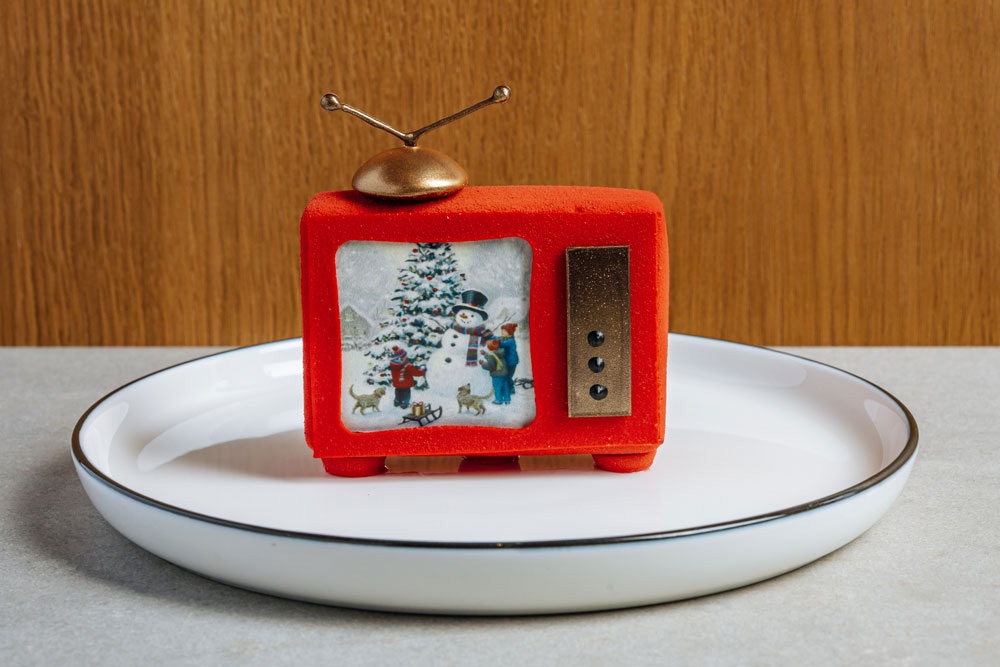 Lila Pastry, "Зимняя сказка". Морковный бисквит, мандариновый крем, мандариновая начинка с кумкватом, цукатами и ванильным заварным кремом. Покрытие - цветной велюр, детали из белого и темного шоколада и кандурина.