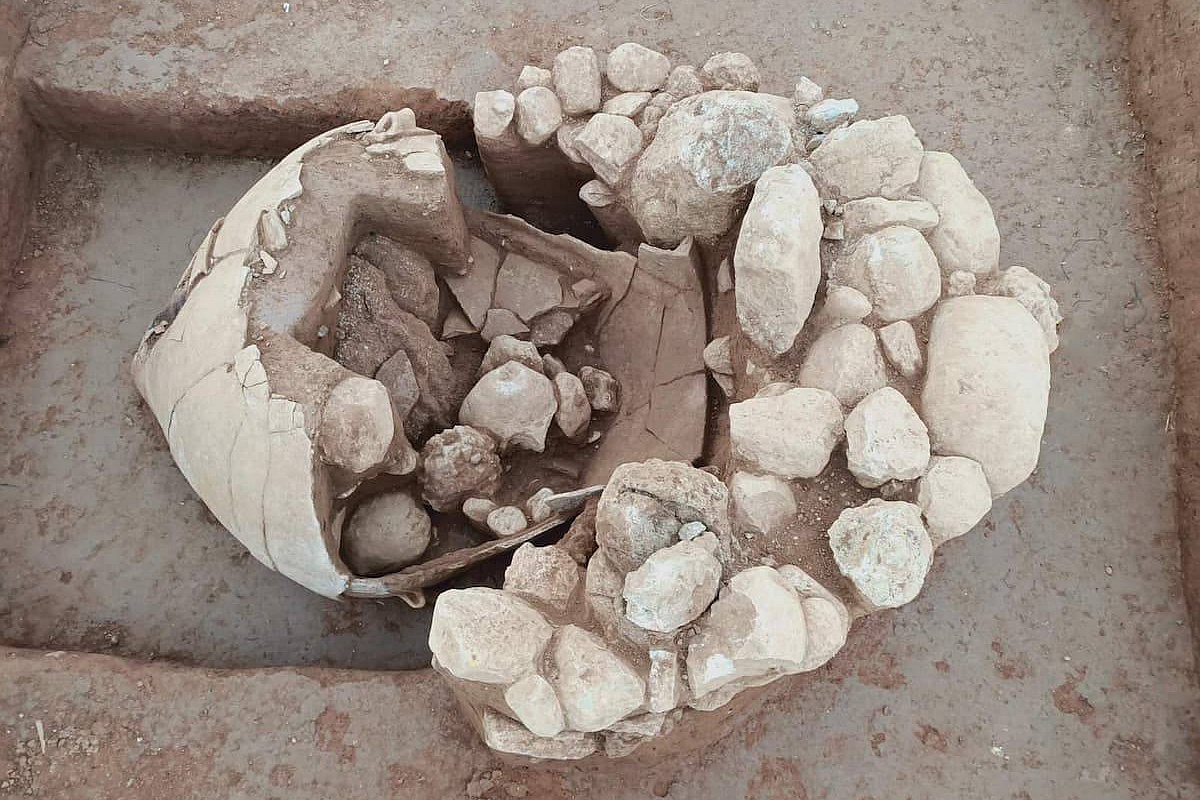 Сам сосуд выглядит довольно типично для своего времени, но способ, которым его закрыли, оказался совершенно необычным. 