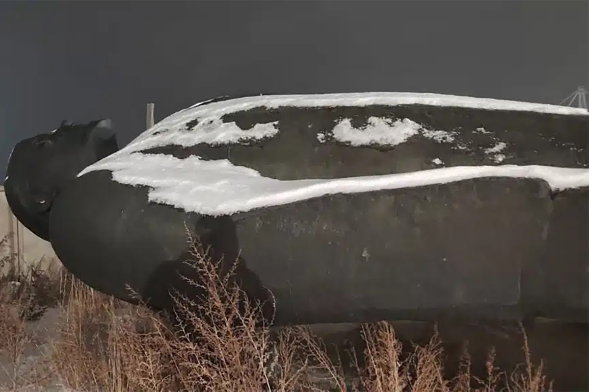 Бронзовый Ленин лежит в степи на окраине Астаны. Бронзовый Ленин лежит в степи на окраине Астаны.