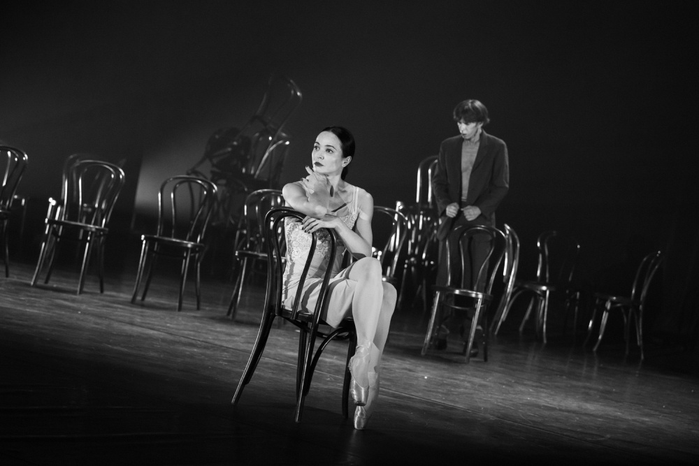 Диана Вишнева и Жиль Роман сохраняют красоту балетной формы и в постановке абсурдистской пьесы.