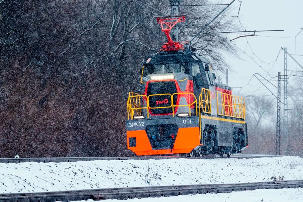 Без подключения к сети электровоз может отвезти состав на расстояние до 14 километров.