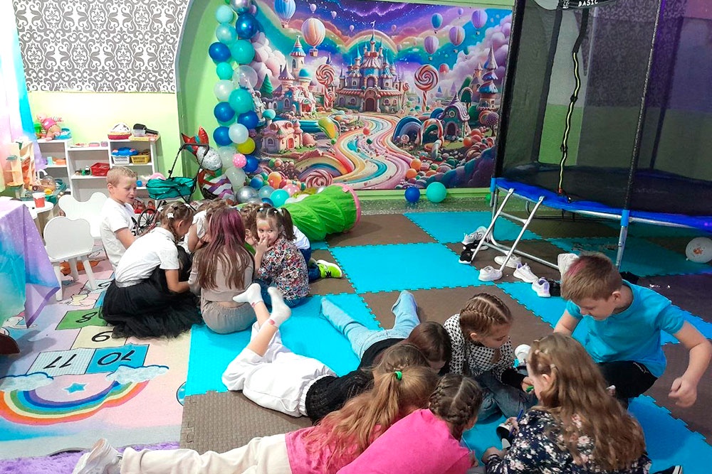 Ребятишек из команты не увести: нравятся карапузам и праздники, и мастер-классы, и декорации.