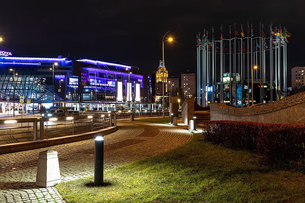 Новые светильники расположились практически у земли, создавая необычный эффект.