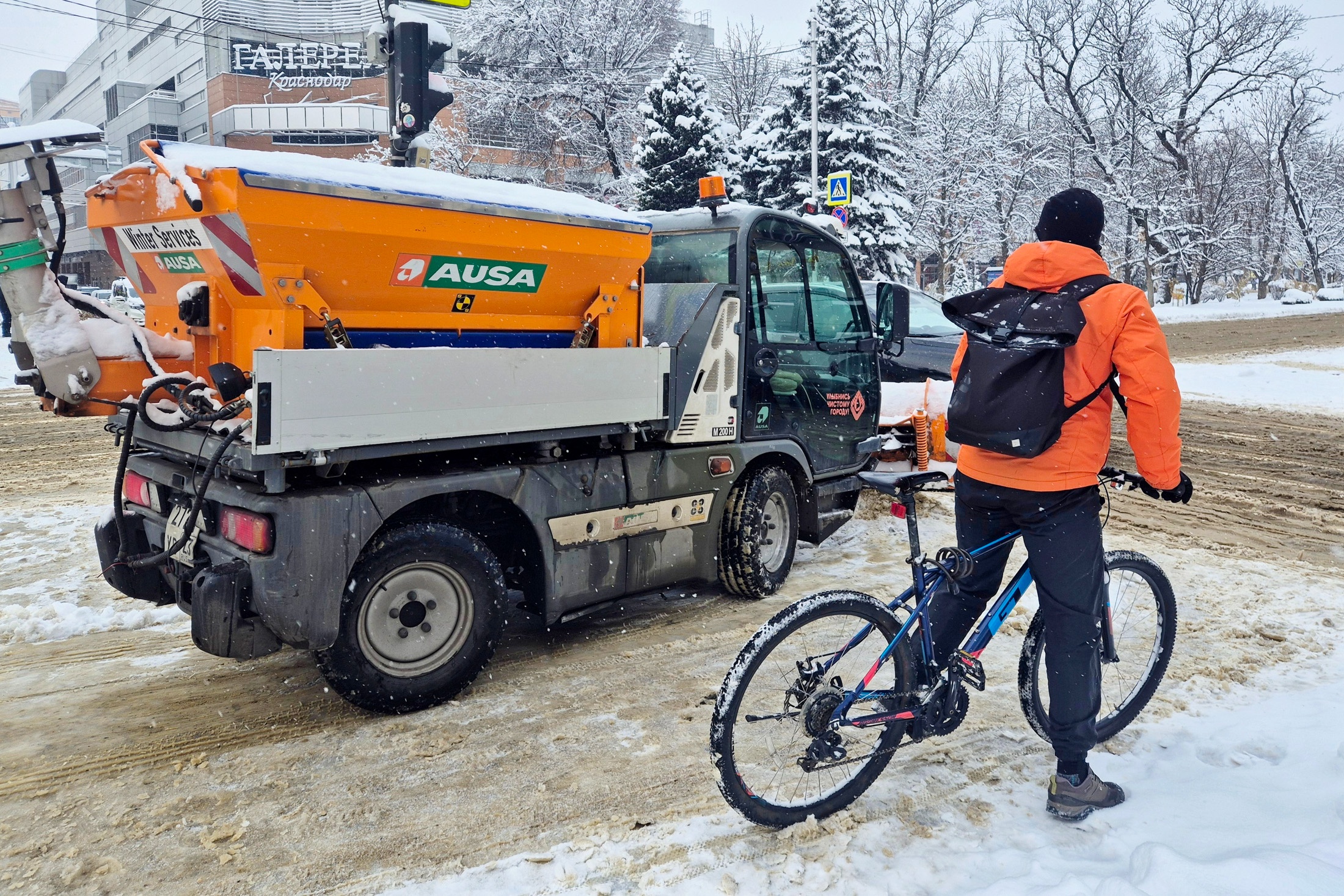 Из-за резкой смены температуры дороги покрылись не только снегом, но и льдом.