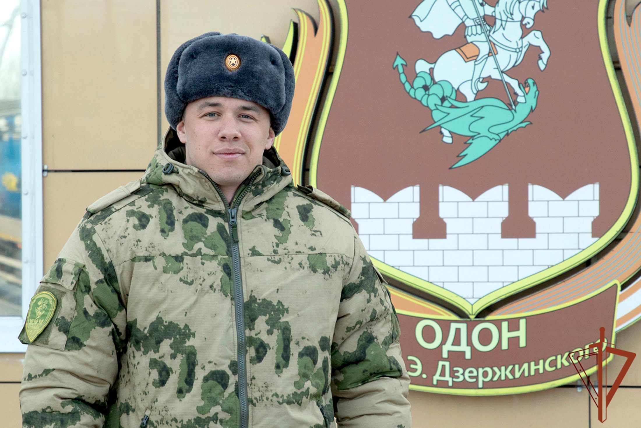 Самый успешный артист года рэпер Macan уже освоился в спецназе. Он ведь и треки писал о крепких парнях. Теперь надо соответствовать.