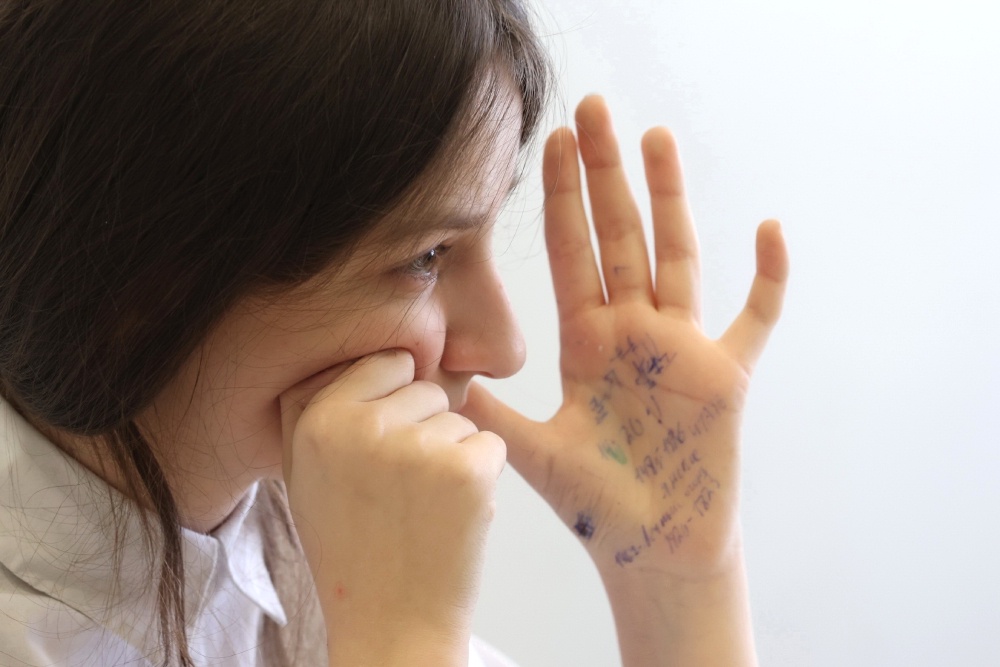 Старые добрые шпаргалки приводят только к проблемам на экзаменах. А вот за электронные шпаргалки может грозить скамья подсудимых.