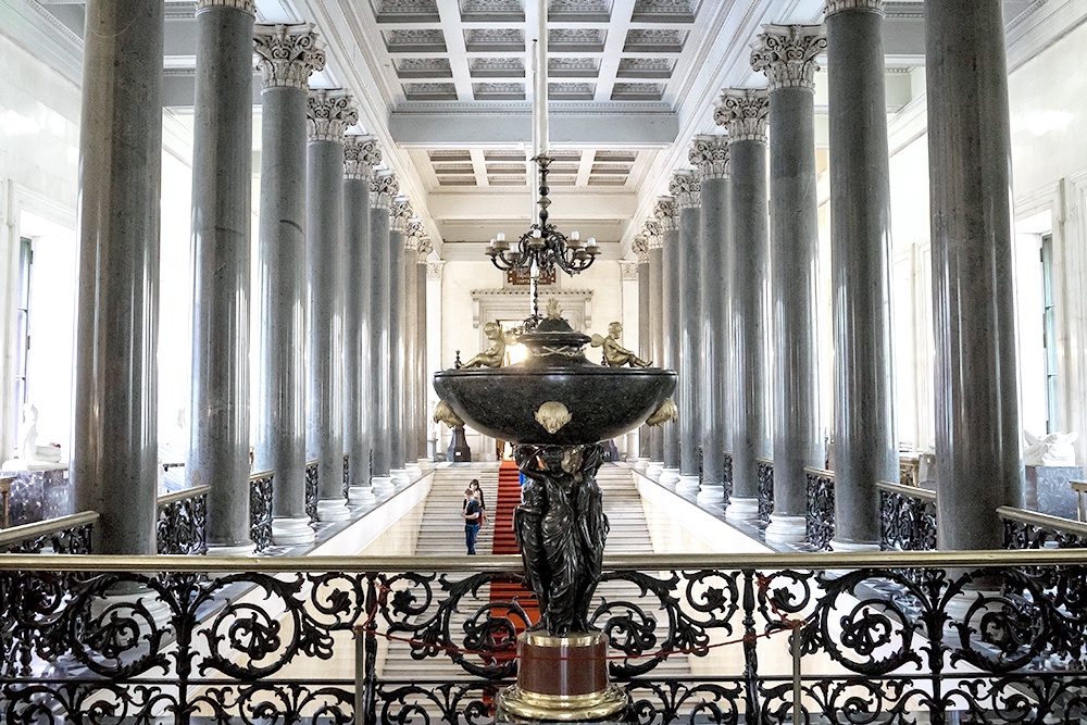 Парадная (Николаевская) лестница здания Нового Эрмитажа в Санкт-Петербурге.