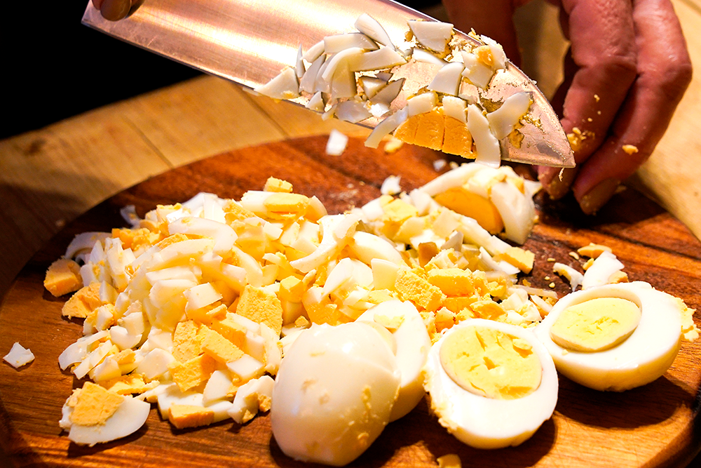 Блюда из птицы или яиц на стол сейчас не подавали.