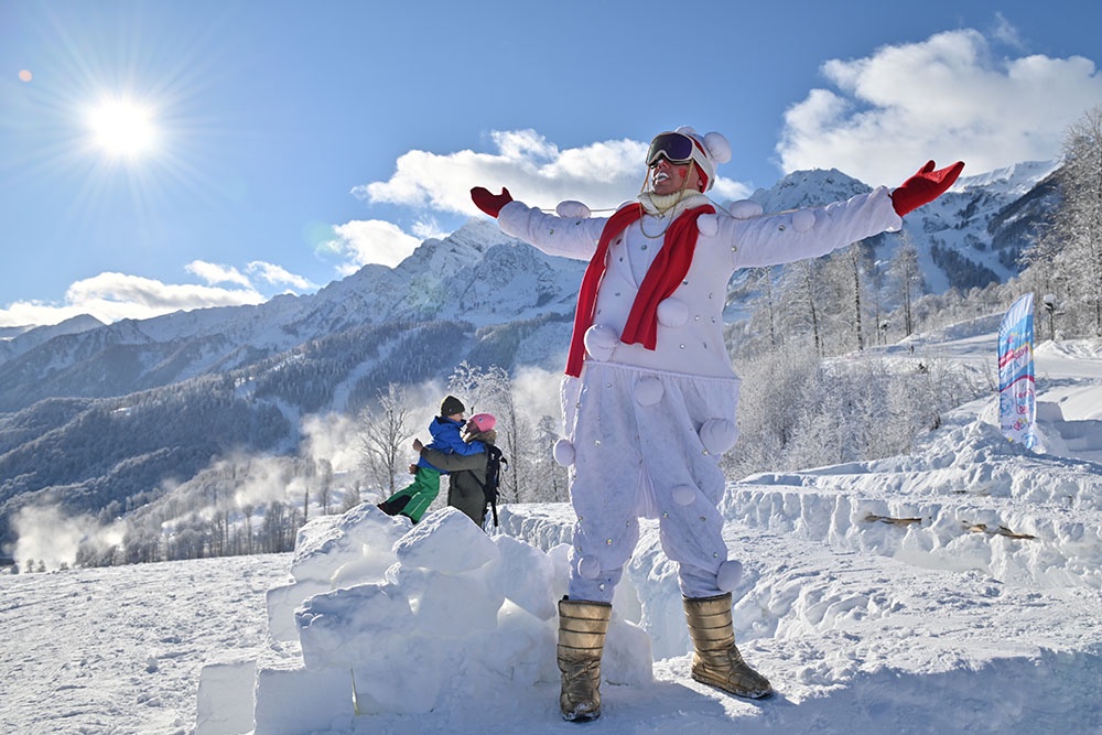  Участники празднования Международного дня снега на горном курорте "Роза Хутор"