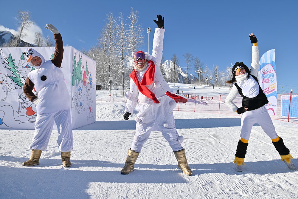 Участники празднования Международного дня снега