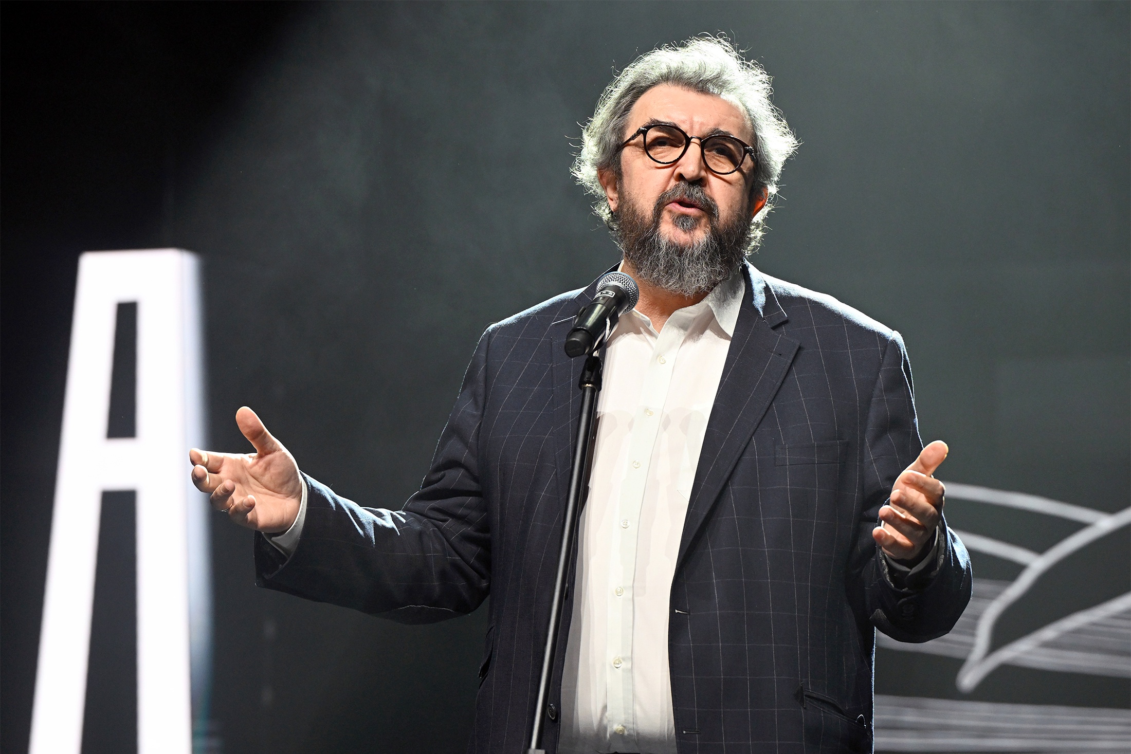 Ректор Школы-студии МХАТ Игорь Золотовицкий на торжественной церемонии награждения лауреатов "Премии Художественного театра" в МХТ имени А.П. Чехова. 2025 г.