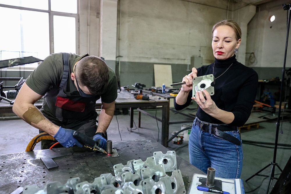 Наталья Охонько в своей стихии, на производстве. Следующий шаг - долгожданный выход техники на рынок.