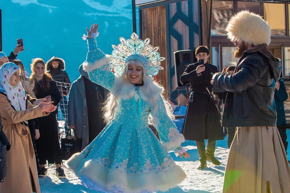 На чеченском курорте "Ведучи" первые дни нового года стали рекордными по турпотоку, который вырос на четверть по сравнению с прошлыми праздниками.