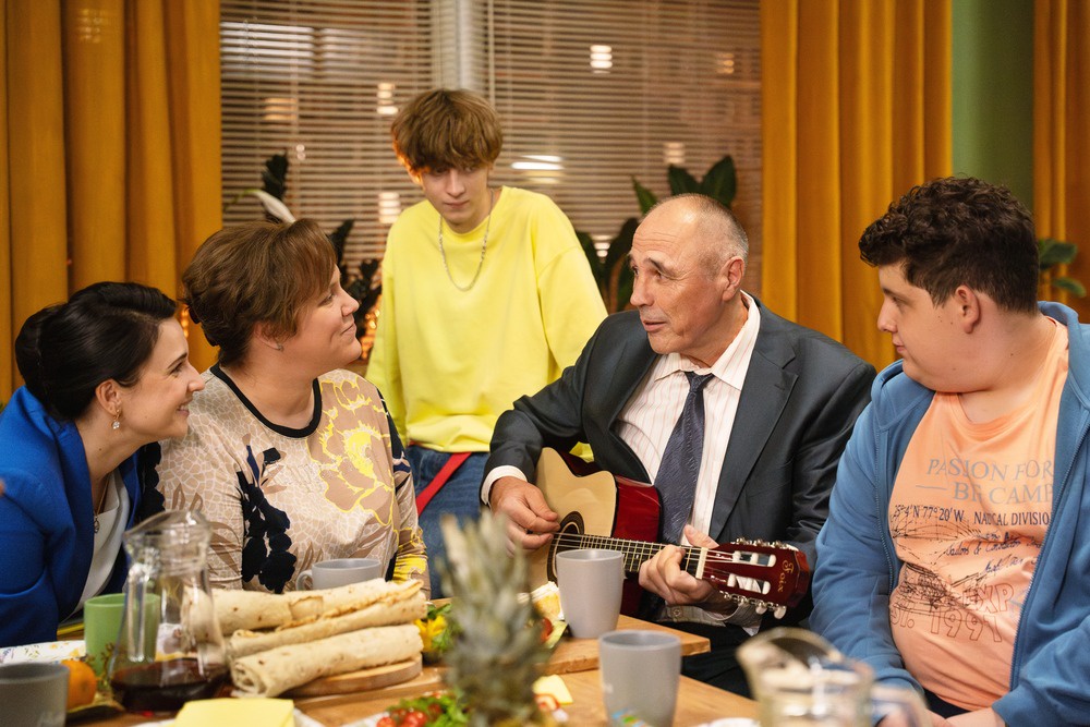 Дмитрий Соколов (на фото - с гитарой) сыграл завуча вечерней школы, увлеченного педагога, применяющего нестандартную методику.