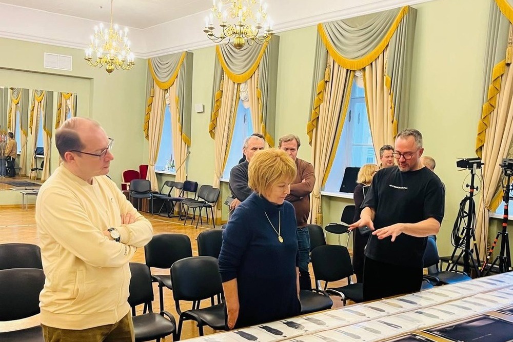 Директор Малого театра Тамара Михайлова и Алексей Дубровский обсуждают новую "Белую гвардию". 