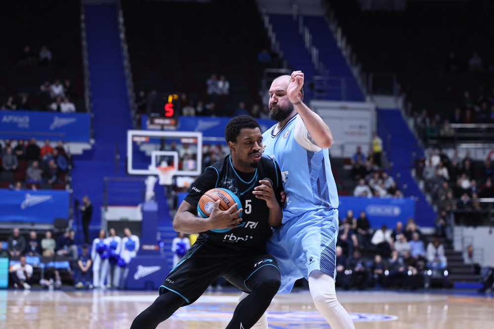 Нижегородцы уверенно контролировали мяч и в целом ход
игры на санкт-петербургской площадке, удивив победой.