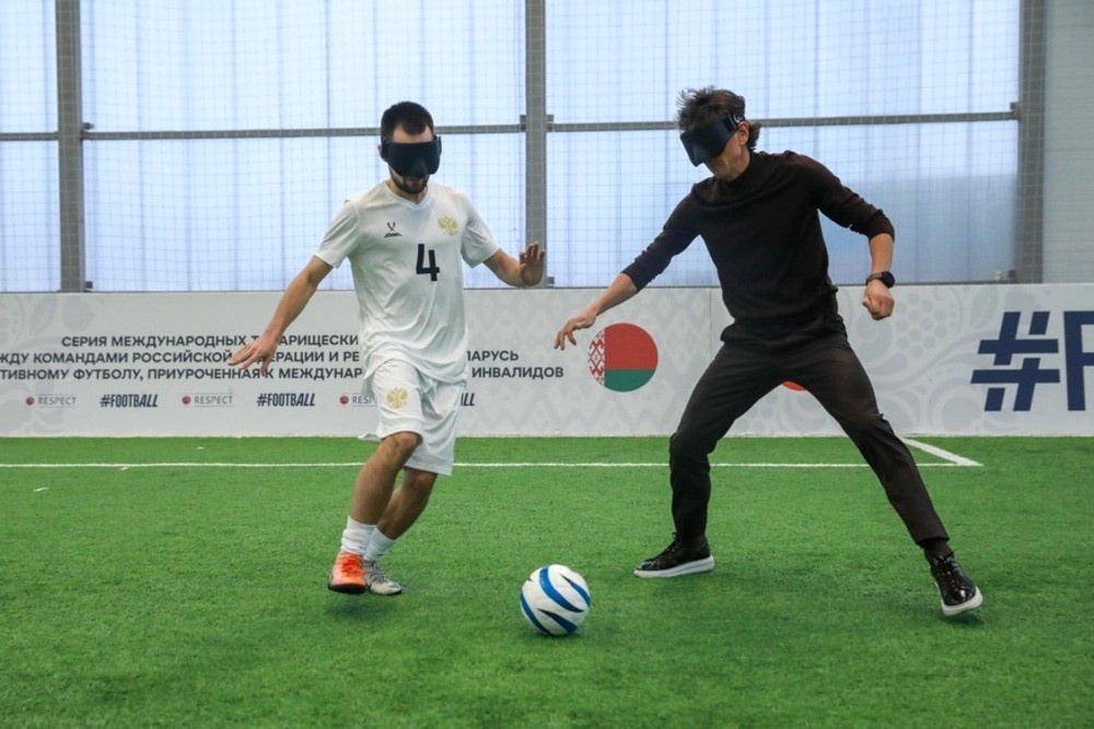 Алексей Смертин (справа) готов делиться футбольным мастерством со всеми, кто в этом нуждается.