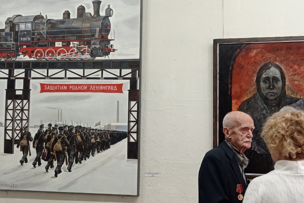 Художник Всеволод Петров-Маслаков на открытии выставки "Подвигу блокадного Ленинграда посвящается"