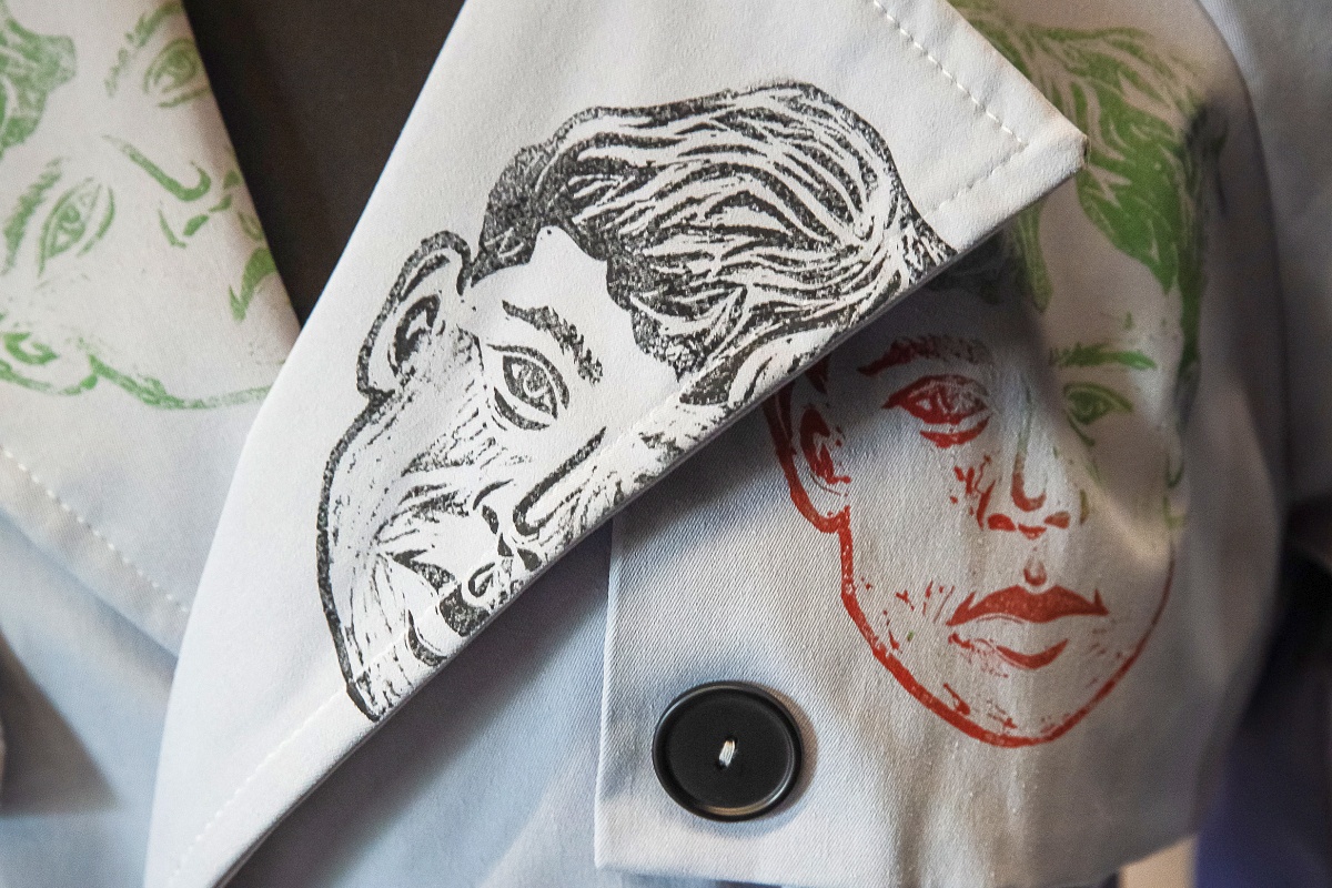 Серия принтов на ткани очень похожа на работы одного из отцов-основателей поп-арта Энди Уорхола.