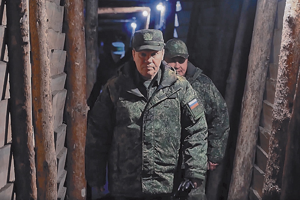 Начальник Генштаба Валерий Герасимов регулярно посещает зону СВО, где на месте ставит новые задачи подчиненным.