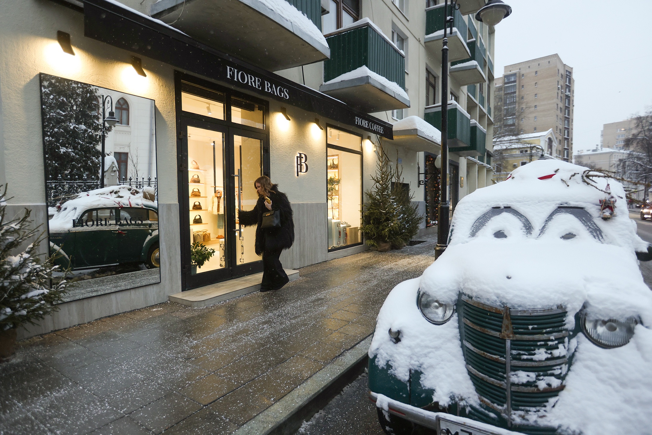 На улице Спиридоновка, 24/1, где 11 лет работало семейное кафе Nude, теперь магазин сумок и чемоданов.