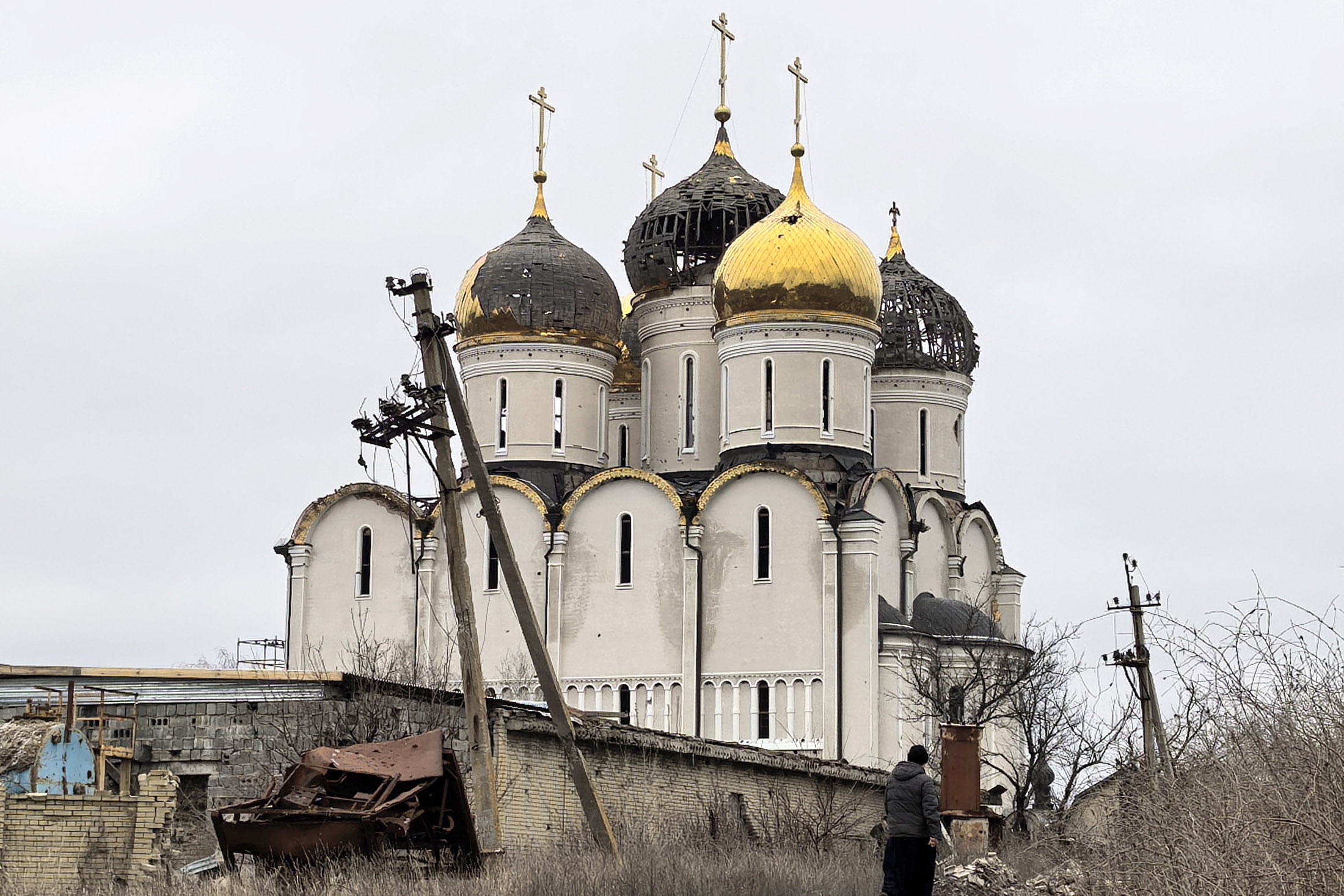 За 2,5 года обстрелов все корпуса практически разрушены. Только в храм было 25 прямых попаданий.