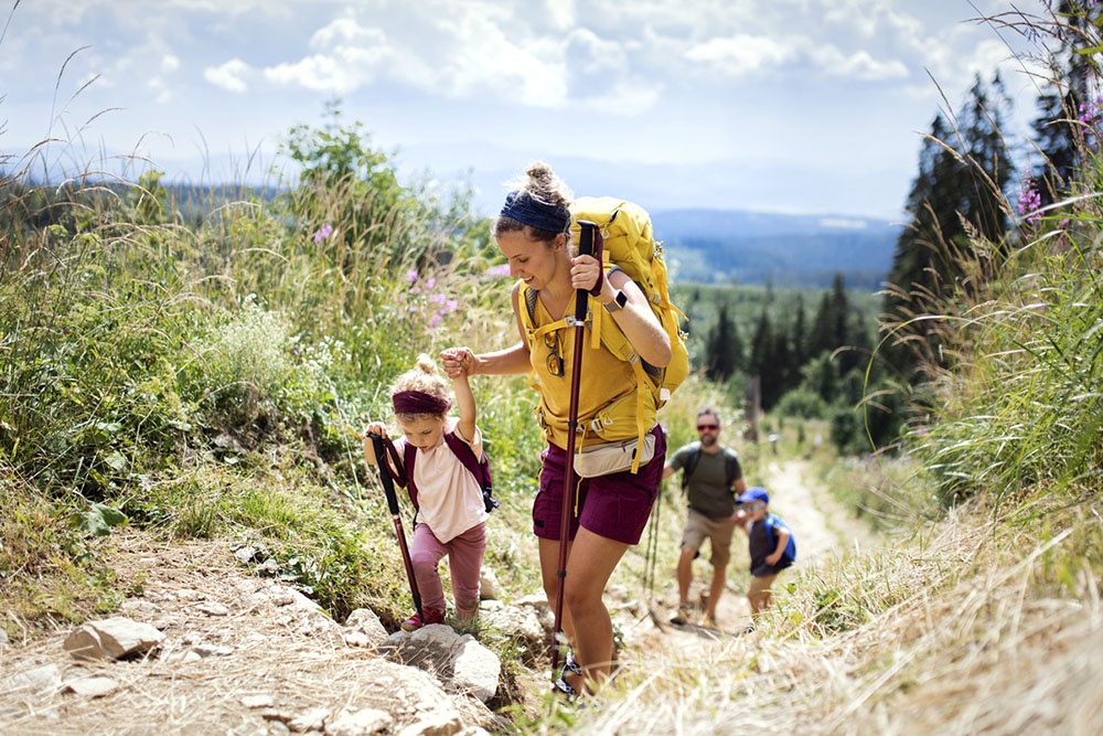 Семья в туристическом путешествии с детьми