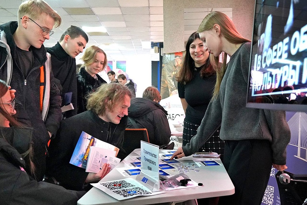 На карьерных ярмарках работодатели представляют вакансии, а соискатели могут напрямую пообщаться с HR-специалистами.