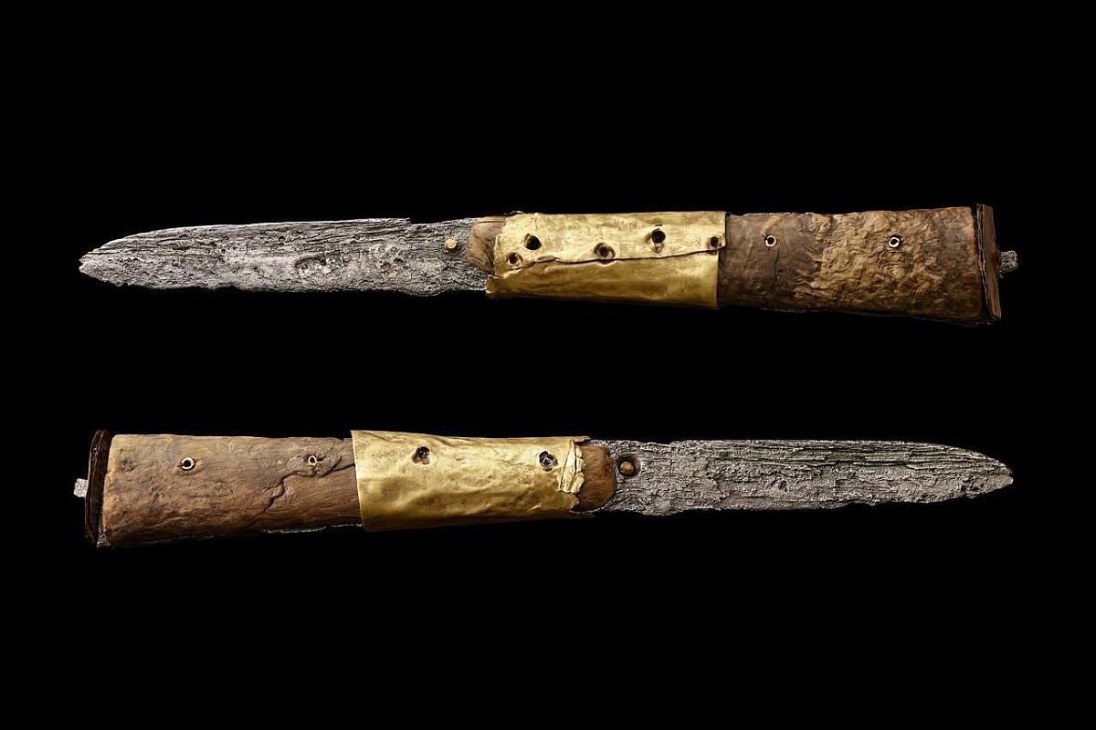 Два ножа с европейским, как предполагается, клеймом на лезвии и рукоятью из капа (древесного нароста) самшита найдены в северной части монастыря.