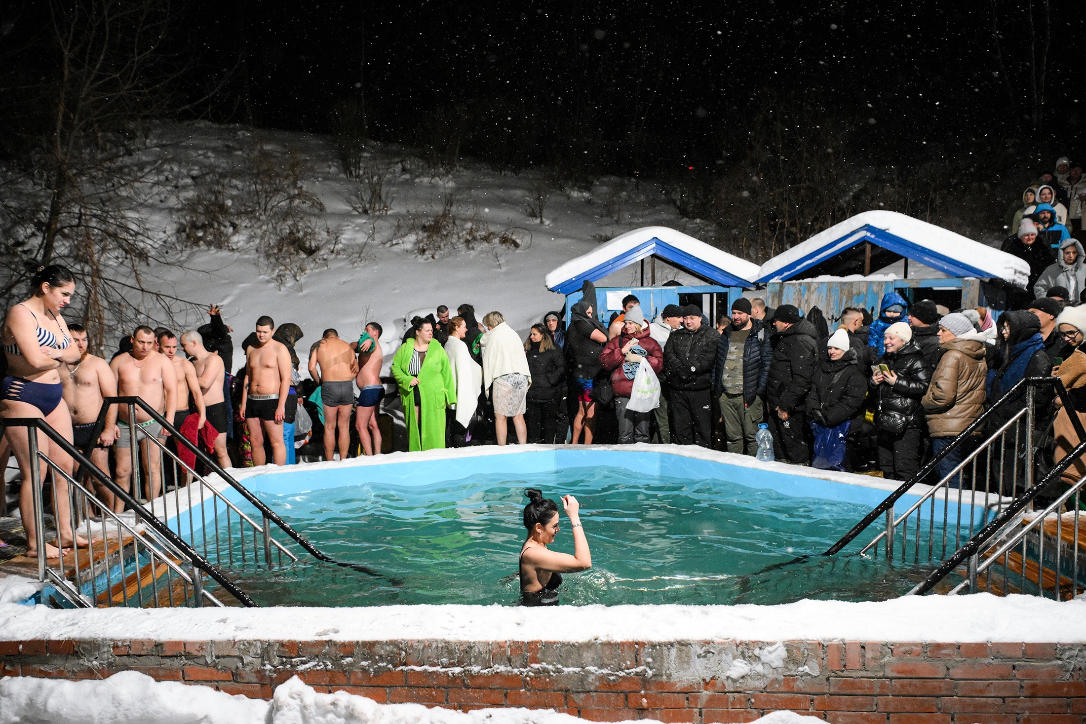 Верующая во время традиционного праздничного купания в Крещенский сочельник на источнике "Святой ключ" в Искитимском районе Новосибирской области.
