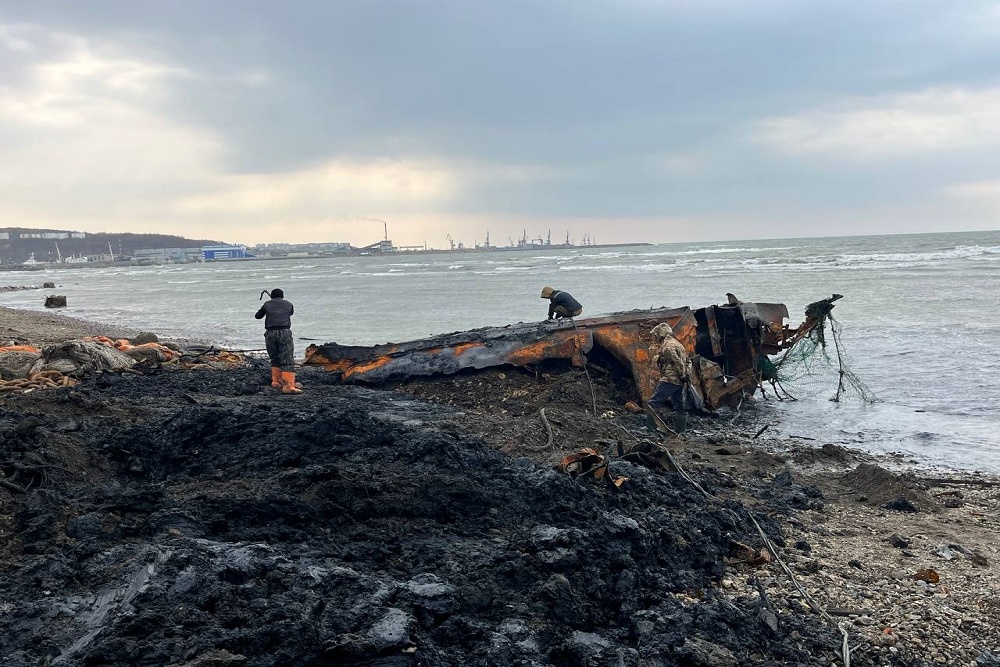 На Сахалине подрядчики столкнулись с сильно заиленными остовами кораблей.