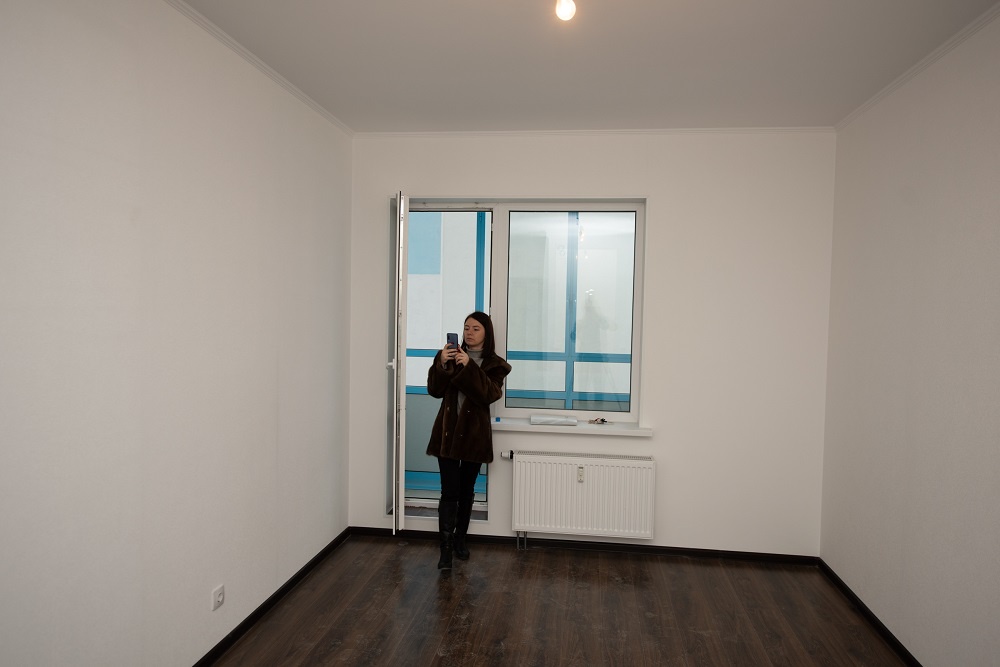 Крохотные студии и тесные однушки, которые раньше предлагались как свое первое жилье, сегодня стали основным продуктом