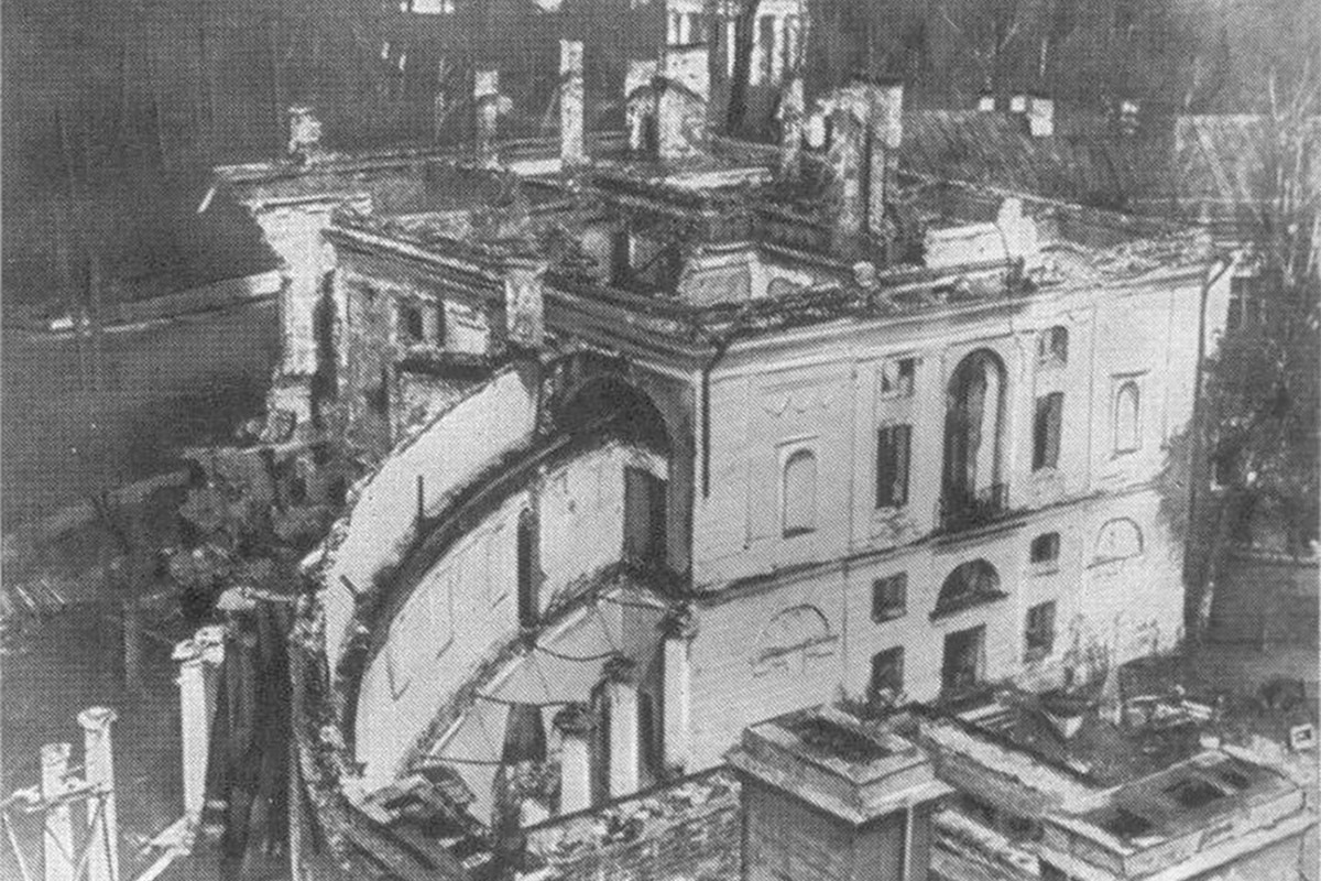 В 1942 году рядом с Павловским дворцом (на фото) фашисты расстреливали мирных граждан.