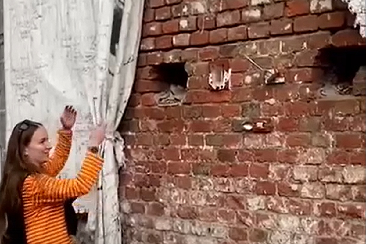 Художник Мария Мещерина отдергивает занавес на открытии "призрака столовой".