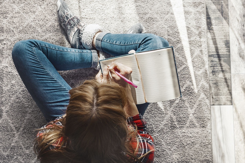 девушка пишет в дневник