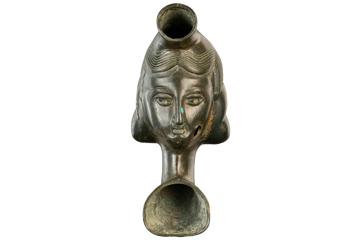 Бронзовый светильник с бирюзой, отлитый в форме женской головы, долгое время считали изделием персидских мастеров IX-X столетий.  Но это не так.