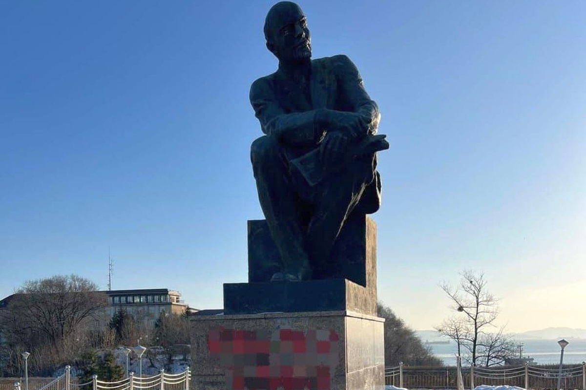 Судя по кадрам оперативной хроники, монумент испортили красной краской.