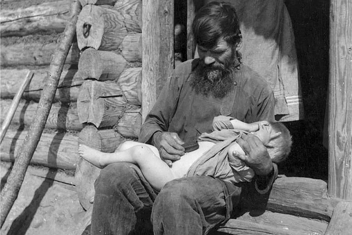 Лечение ребенка в деревне Лезги "громовой стрелой" знахарем Дубровским. 1938 год.