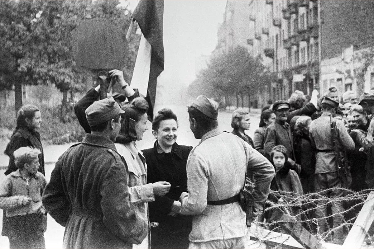 На улицах освобожденной Варшавы жители встречают советских солдат и бойцов Армии Крайова. 1944 год.