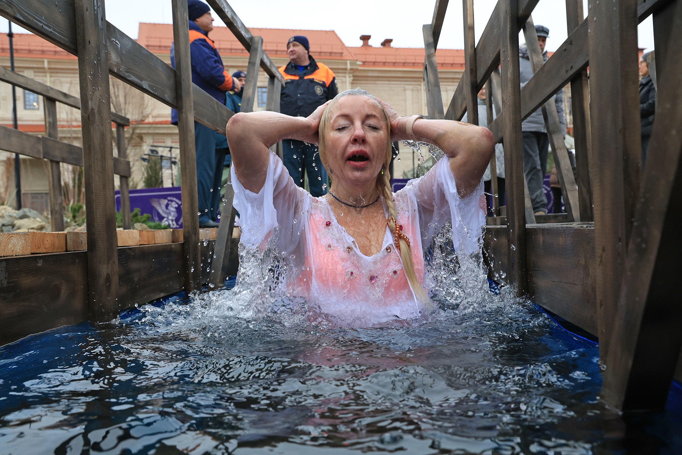 Верующая во время крещенских купаний на территории "Новый Херсонес" в Севастополе.
