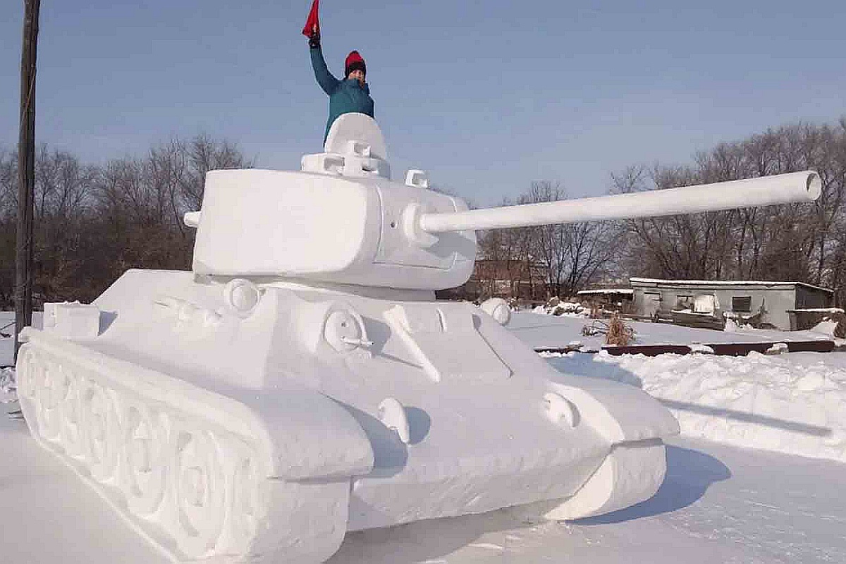 Перед Новым годом Юрий Потапчук вместе с внуком соорудил из снега танк Т-34 в натуральную величину.