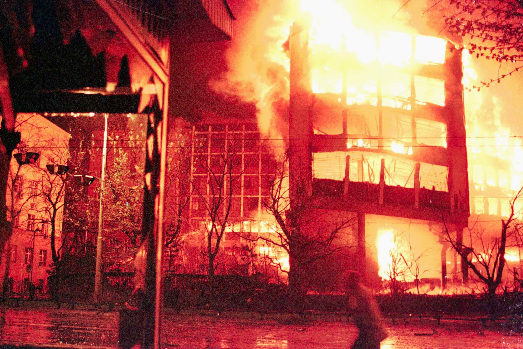 Горящее здание после бомбардировок силами НАТО.