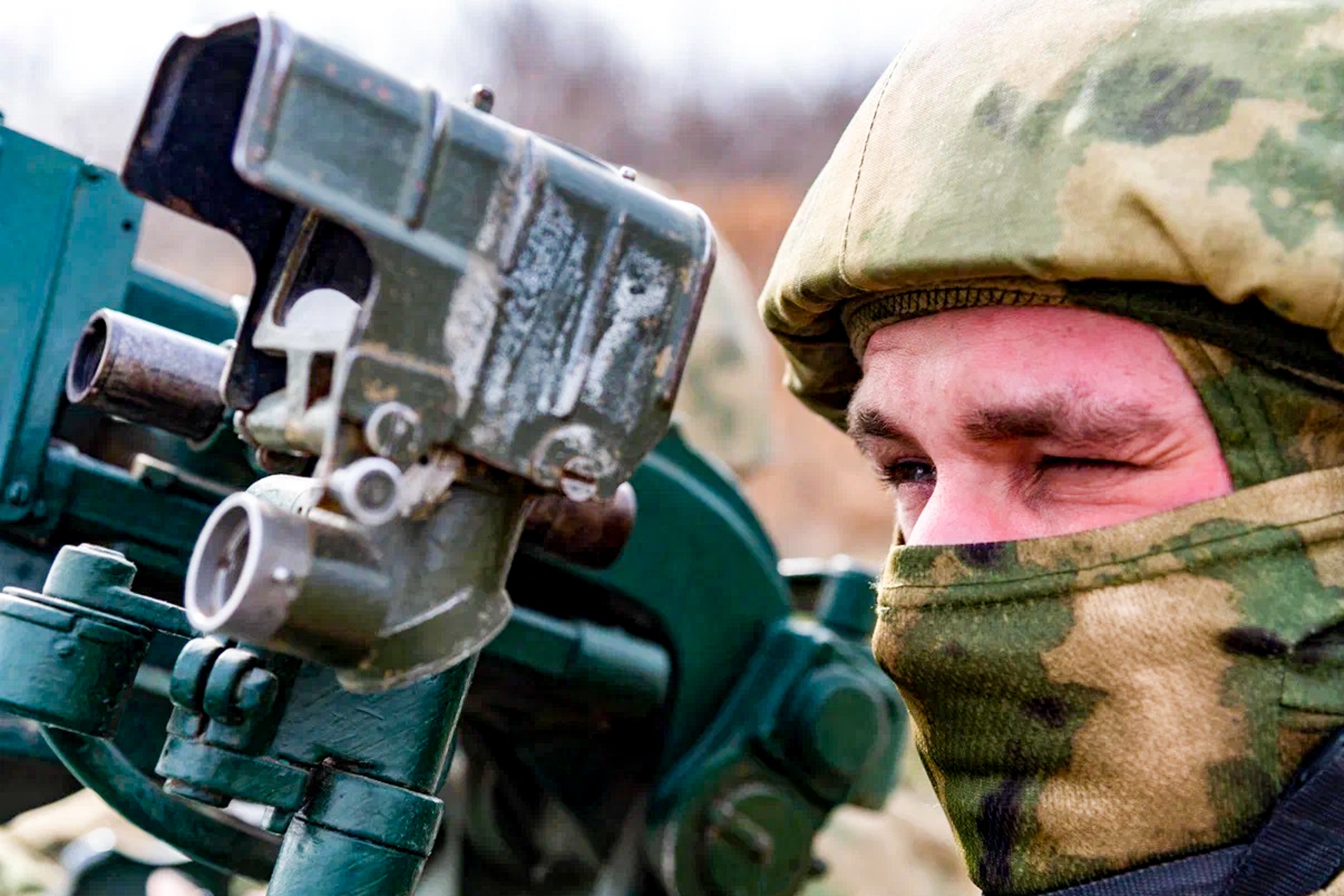 Наводчик за боевой работой.