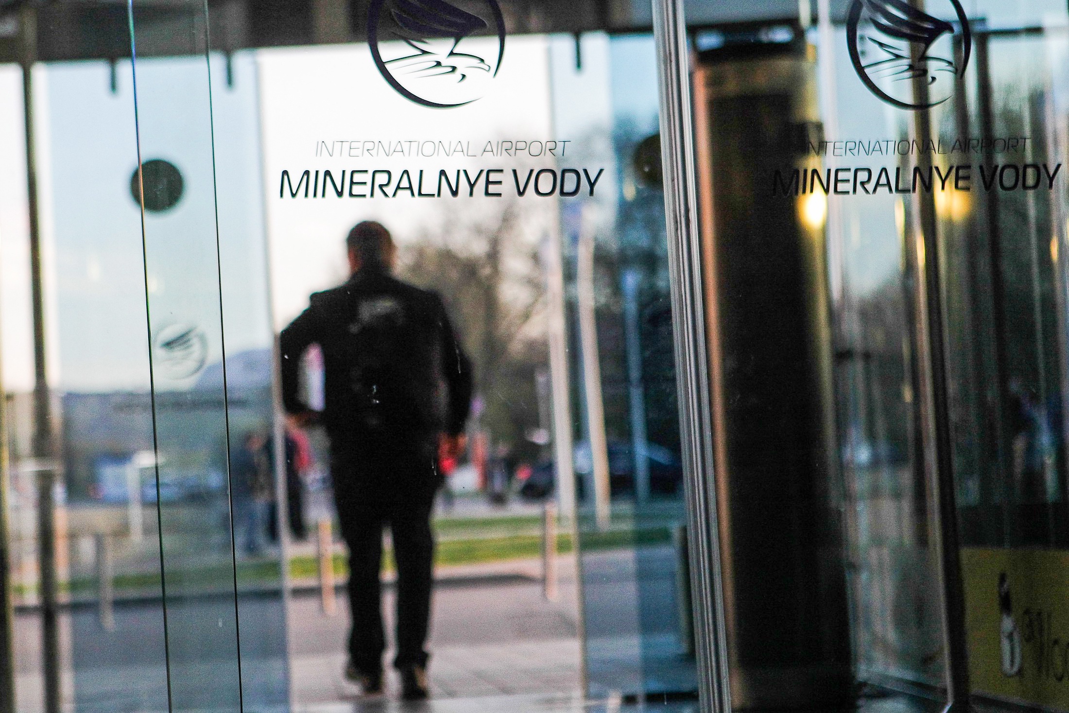 Вход в здание аэропорта "Минеральные воды" в Ставропольском крае. 