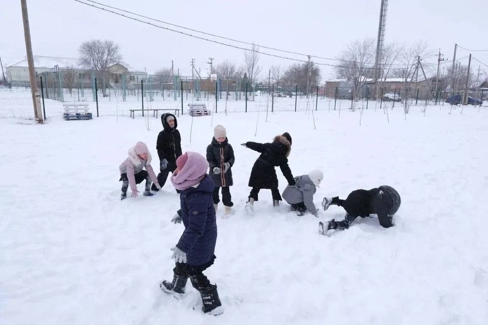 Астраханские дети радуются выпавшему снегу на улицах, а в местных магазинах исчерпаны запасы тюбингов, ватрушек и санок