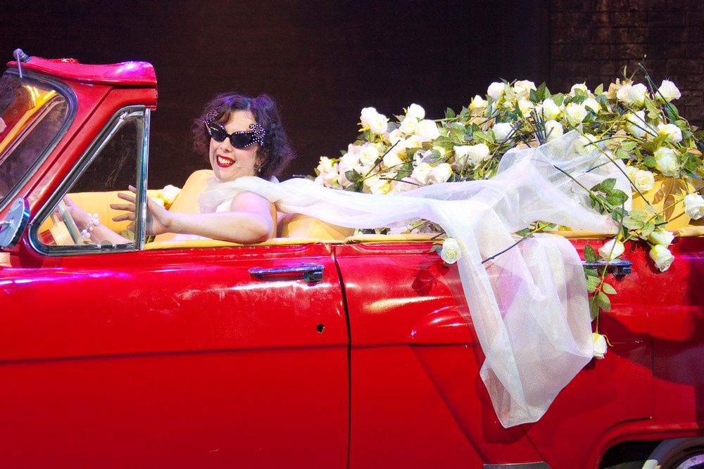 Сцена из спектакля "Восемь женщин"