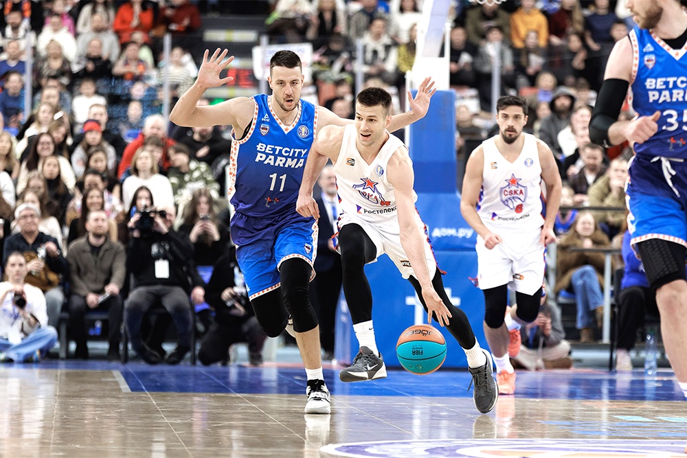 В победном матче против "Пармы" один из лидеров ЦСКА Самсон Руженцев (в центре) набрал 12 очков.