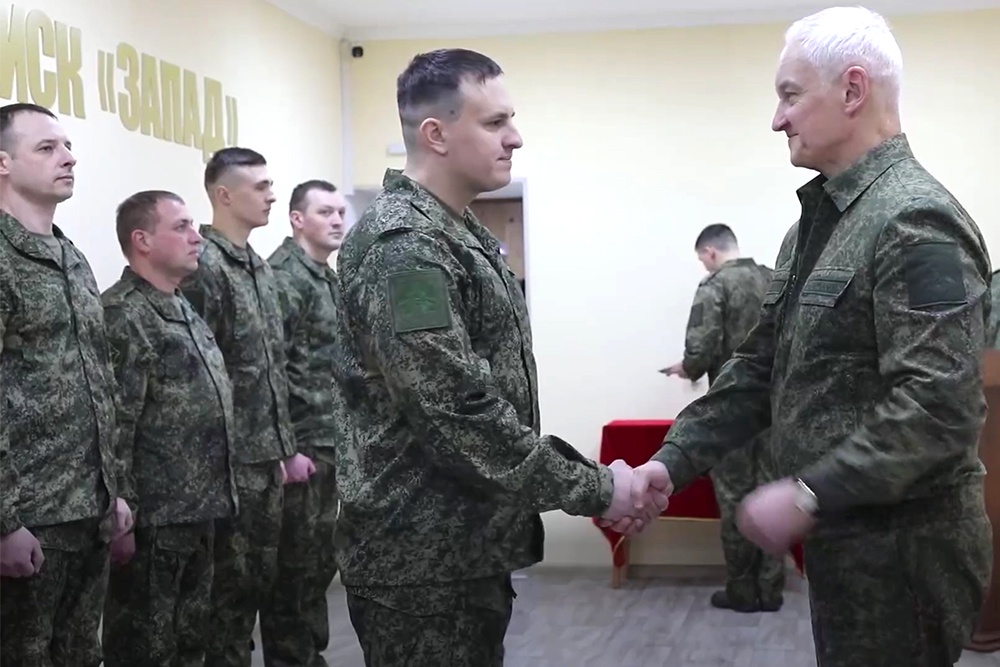 Министр обороны России Андрей Белоусов в минувшую пятницу посетил группировку российских войск в зоне спецоперации. После докладов командования группировки о текущей обстановке глава военного ведомства вручил наиболее отличившимся военнослужащим госнаграды. Министр поблагодарил бойцов за проявленные мужество и героизм.