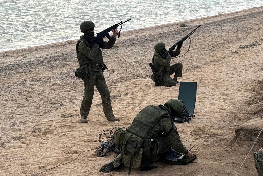 Пока специалисты налаживают связь, стрелки контролируют небо, защищая связистов от дронов противника.