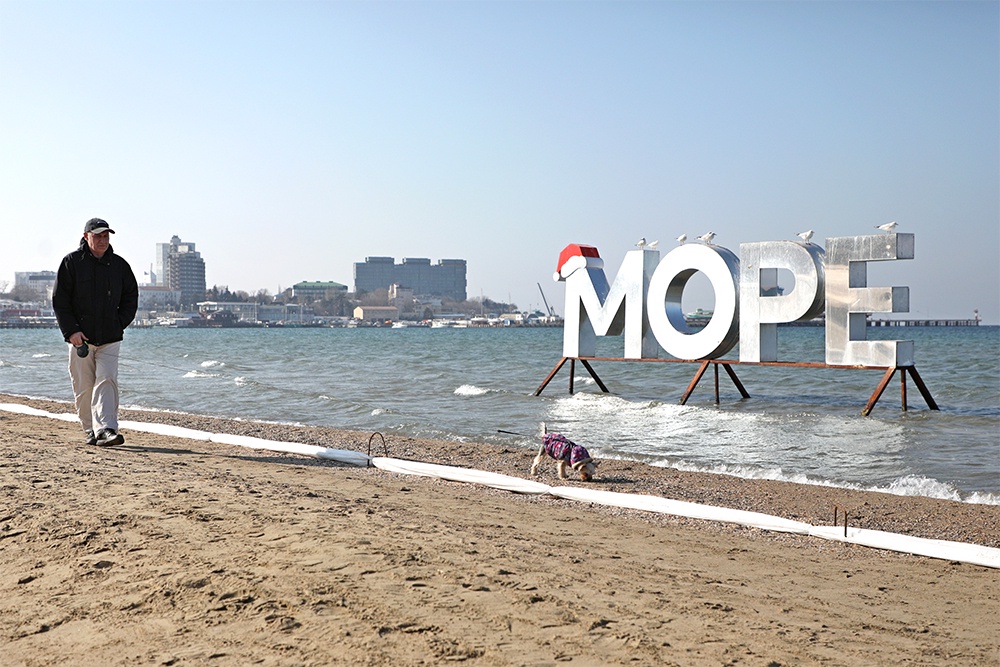 По оценке ученых, процесс самоочистки Черного моря займет еще около трех лет. Однако уже в нынешнем курортном сезоне мазут не доставит проблем отдыхающим.